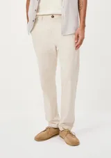 Pantalón chino de corte recto, color beige, con cierre frontal de botón y cremallera, y bolsillos laterales.