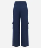 Pantalón recto de cintura baja, confeccionado en punto roma con rayas verticales en hilo teñido. Presenta trabillas en la cintura, cierre tradicional, pliegues, bolsillos cargo laterales y bolsillos falsos atrás.