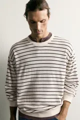 Jersey de punto regular fit, color blanco con rayas horizontales negras, de cuello redondo y manga larga con terminaciones en rib.