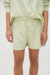 Short rosado de algodón con diseño a rayas verticales y cintura elástica, con etiqueta frontal de la marca Aire.
