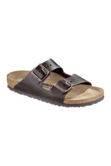 Sandalias Birkenstock Arizona de cuero color marrón oscuro, con dos correas ajustables con hebillas metálicas color cobre.
