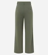 Pantalón de sastrería recto color verde militar, con trabillas en la cintura, cierre de botón y cremallera.