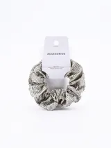 Scrunchie de tela color plateado, completamente cubierto de pequeños cristales brillantes.