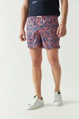 Short de baño estampado con diseño geométrico en tonos verdes, cintura elástica con cordón ajustable, bolsillos laterales y bolsillo trasero.