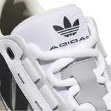 Championes Adidas ADI2000 color blanco con detalles en negro y gris. Zapatillas de estilo urbano con las tres tiras características de Adidas en los laterales.