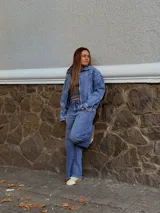 Campera de jean con diseño semi oversized, cuenta con bolsillos frontales y elástico en la espalda para un ajuste cómodo en la cintura.