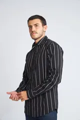 Camisa de manga larga con cuello clásico y cierre frontal abotonado. Presenta un estampado de cuadros en tonos azul marino y rojo. Confeccionada en algodón, cuenta con un corte slim fit y logo bordado en el pecho.