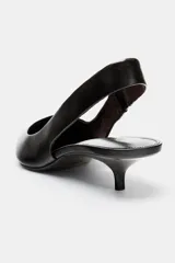 Zapato destalonado de tacón kitten fino, con acabado en punta y tira trasera elástica.