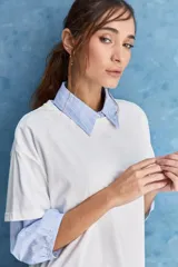 Remera de manga corta negra de algodón, con silueta relajada, cuello redondo y tajos laterales.