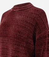 Suéter de punto chenille color bordó, con cuello redondo alto, mangas largas y puños y ruedo acanalados. Presenta una textura acanalada horizontal en el cuerpo y las mangas.