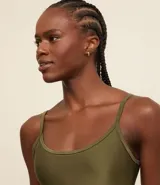 Enterito deportivo femenino de poliamida acanalada, color verde oliva, con breteles finos y escote redondo al frente.