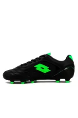 Zapatos de fútbol Lotto modelo Milan-MD-M, color negro, con tapones para césped natural, detalles de costuras en la puntera y logo de la marca en el lateral con la bandera de Italia.