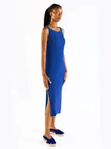 Vestido midi sin mangas confeccionado en punto jersey de tejido italiano con hilo Lurex en dos colores que aporta brillo sutil. Presenta escote bote redondeado y aberturas laterales.