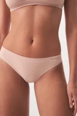 Vedetina clásica mediana sin costuras, color beige, confeccionada en tejido elástico y suave.