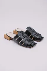 Mules de cuero negro con diseño trenzado y taco de madera.