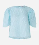 Blusa de chiffon azul marino con cuello redondo, mangas cortas con pliegues en los hombros y textura con felpas.