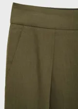 Pantalon de vestir de tiro medio con diseño recto, confeccionado en una mezcla de lino y lyocell. Presenta detalle de pinzas delanteras, cierre oculto con botón y gancho, y dos bolsillos laterales.