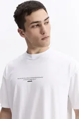 Remera de manga corta, escote redondo y fit regular, color negro, con un pequeño estampado blanco en el pecho.