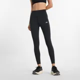 Calza deportiva de tiro alto New Balance, color negro, con logo reflectante en la pierna y tecnología de secado rápido NB DRY.
