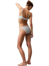 Colaless de diseño minimalista confeccionado en una combinación de microfibra y encaje con textura ondulada. Presenta tiras laterales delgadas y elásticas que ofrecen un ajuste cómodo y sofisticado.