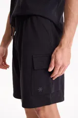 Bermuda cargo de felpa sin friza, color beige, con cintura elástica y bolsillos laterales con solapa.