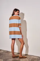 Vestido corto de tejido de punto con diseño de rayas horizontales anchas en color rosa y marrón. Presenta cuello redondo, mangas cortas y un detalle de borde en color naranja vibrante en las terminaciones de las mangas y el ruedo.