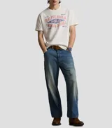 Remera Polo Ralph Lauren de manga corta, color blanco con estampado gráfico frontal en tonos rojos y azules con inscripciones de la marca.