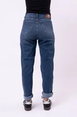 Jean mom fit de tiro alto, color azul oscuro, con cierre de botón y cremallera, y dobladillo en los tobillos.