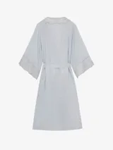 Kimono de lino color beige, de silueta fluida, con escote en V, mangas amplias, lazo para ajustar en la cintura y delicadas guardas de encaje en solapas y puños.