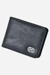 Billetera Ecko de cuero sintético negro con aplique metálico frontal plateado del logo de la marca.