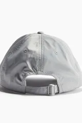 Gorra gris de sarga de algodón con ojales bordados y trabilla ajustable con cierre de metal en la parte trasera.