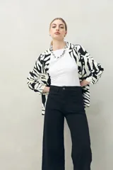 Pantalón jean ancho de tiro alto color azul oscuro, con bolsillos delanteros amplios y corte palazzo.