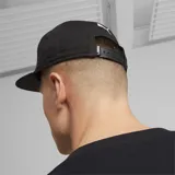 Gorra Puma negra con visera plana, logo de Puma bordado en blanco en el frente y cierre ajustable en la parte posterior.