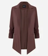 Blazer sastrero alargado color marrón, confeccionado en poliéster con elastano, con solapas clásicas, mangas largas fruncidas y bolsillos ojal simulados.