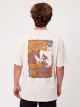 Remera de algodón blanca de corte holgado, con estampa en la espalda de estilo vintage inspirada en el surf.