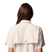 Camisa de manga corta Columbia modelo Tamiami II, color beige, con cuello clásico, cierre frontal de botones y bolsillo en el pecho con logo de la marca. Presenta aberturas de ventilación en la espalda y tejido técnico ligero.