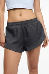 Short deportivo color rosa claro con cintura elastizada y calza interna con bolsillo.