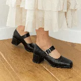 Zapato estilo Mary Jane de cuero vacuno con textura de reptil, color negro. Presenta punta cuadrada, taco bloque y una tira con hebilla metálica sobre el empeine.