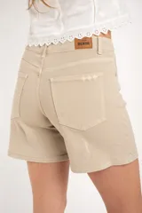 Bermuda de denim color beige, de tiro medio y corte recto.