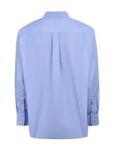 Camisa de manga larga RKF modelo Wf Pb, color celeste con sutil patrón de cuadros. Cuenta con cuello americano abotonado, cierre frontal con botones blancos y un bolsillo en el pecho con el logo de la marca bordado en blanco.