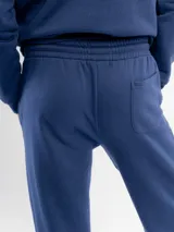 Pantalón de jogging azul marino, confeccionado en felpa, con cintura elástica ajustable con cordón y puños acanalados en los tobillos.