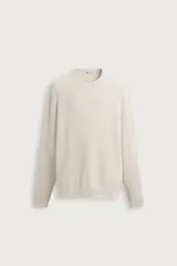 Sweater de punto color beige con textura tipo waffle, cuello redondo y mangas largas con acabado en rib.