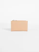 Tarjetero color beige de cuero sintético con cierre superior.