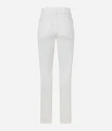 Pantalón blanco de corte recto confeccionado en sarga, con bolsillos delanteros y traseros, cierre de botón y cremallera.