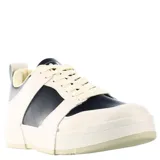 Championes urbanos N+ modelo Foge, con diseño de paneles en combinación de colores beige y negro. Presentan suela de plataforma plana y cierre mediante cordones.