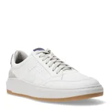 Championes urbanos Democrata modelo Guzma, de diseño acordonado en color blanco con detalles en azul. Presentan una suela de goma color caramelo y perforaciones decorativas en el lateral.