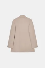 Blazer de cuello solapa y manga larga, con bolsillos delanteros con solapa y cierre frontal de un botón. Presenta un diseño estructurado con forro interior.