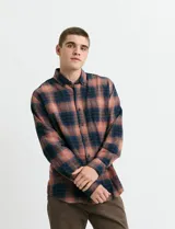Camisa de franela de manga larga con estampado de cuadros escoceses, cuello button-down y cierre frontal con botones.