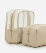 Kit de tres neceseres de diferentes tamaños en color beige. Incluye un neceser grande transparente con manijas, un neceser mediano transparente y un neceser pequeño opaco con textura, todos con cierre de cremallera.