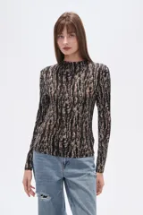 Remera de manga larga con cuello alto y estampado animal print en tonos marrones.